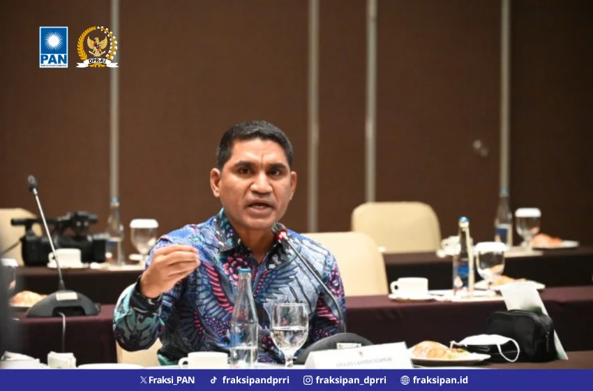 Ahmad Yohan Salurkan 600 Ayam Petelur ke Kelompok Ternak Tenang El Desa Otvai, Alor