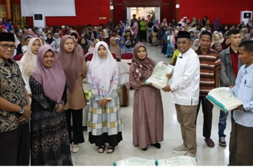 Arisal Azis Salurkan Bantuan untuk 276 Pendidik dan Tendik di Kota Pariaman