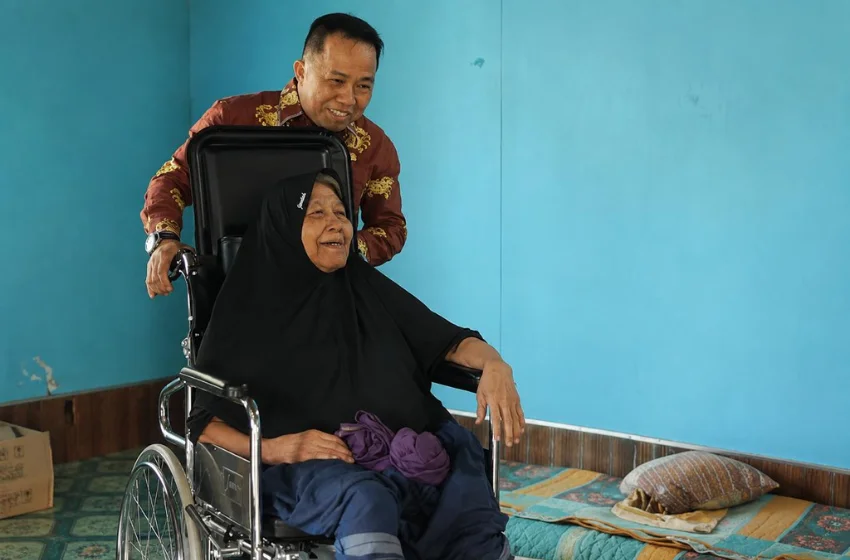 Sudian Noor Fraksi PAN DPR RI Serahkan Bantuan Kursi Roda untuk Warga Tanah Bumbu